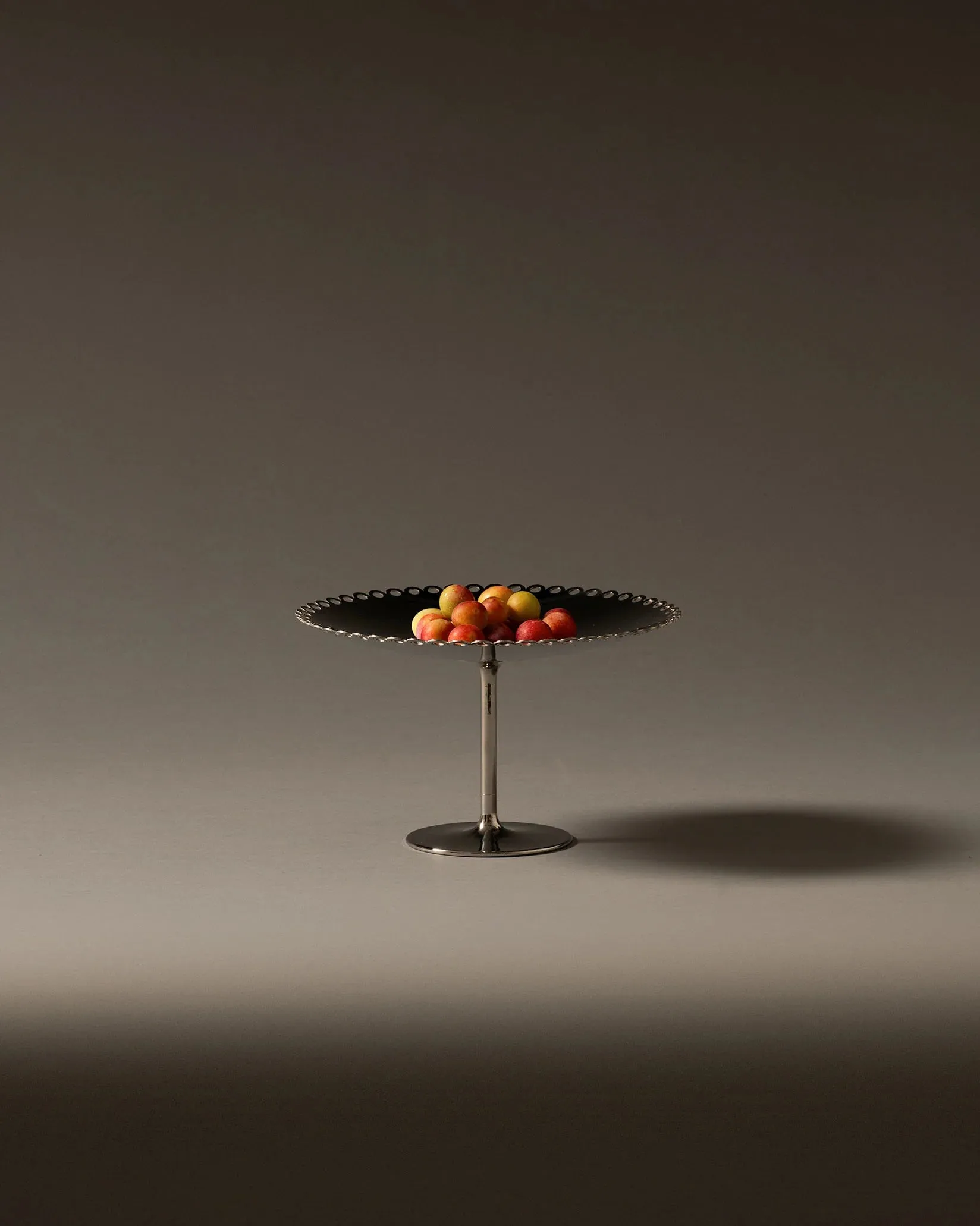 EDGES CAKE STAND